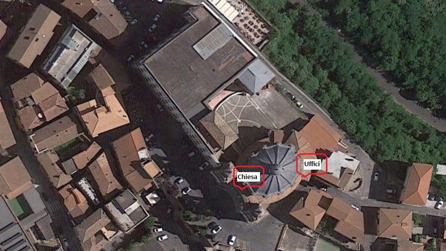 Foto aerea della Collegiata con le indicazioni sugli ingressi della chiesa e degli uffici parrocchiali